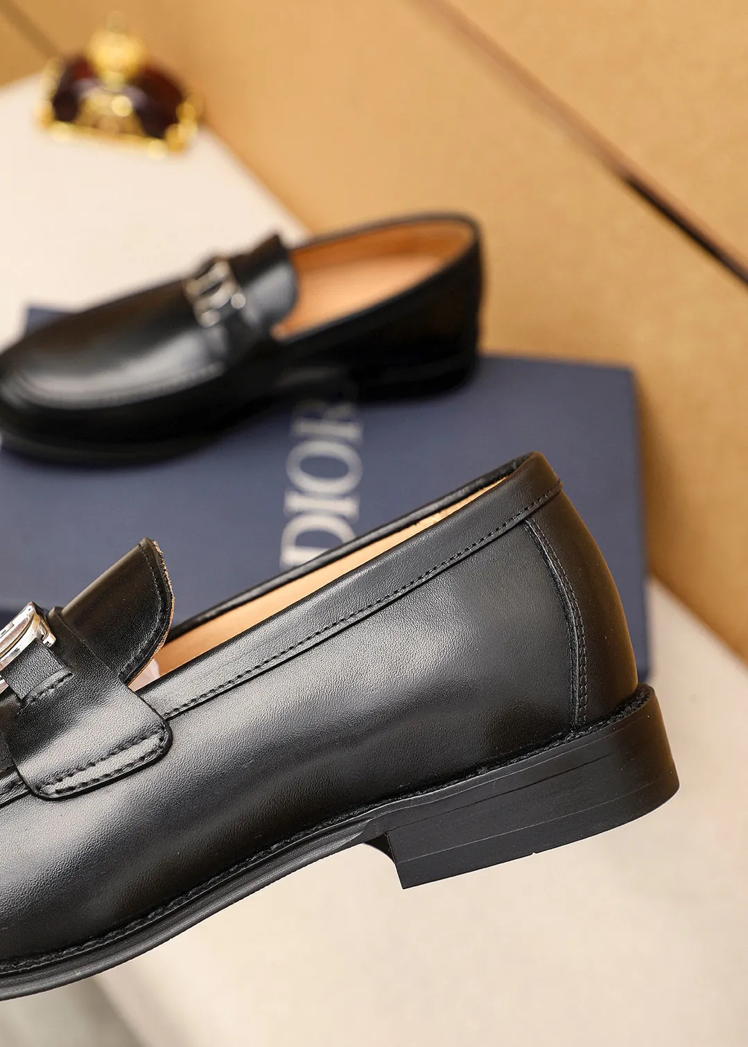 Men's shoes 💰480 💐 Product trademark: Dior "Dior" casual leather shoes Regular size: 39-44 (38.45.46🉑️Customized) Product materials: Selected Italian imported first-layer calfskin upper + classic hardware buckle, imported water-dyed 🐂 cowhide lining. Strong three-dimensional visual effect, original outsole color: 1⃣️color optional